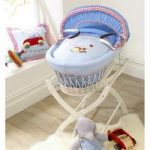 Izziwotnot Humphrey’s Little Red Car White Wicker Moses Basket + INCL Stand!